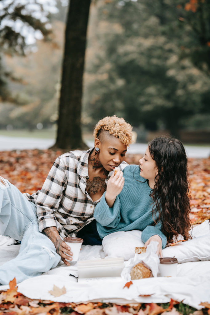 couple dating in park - what to wear on a first date